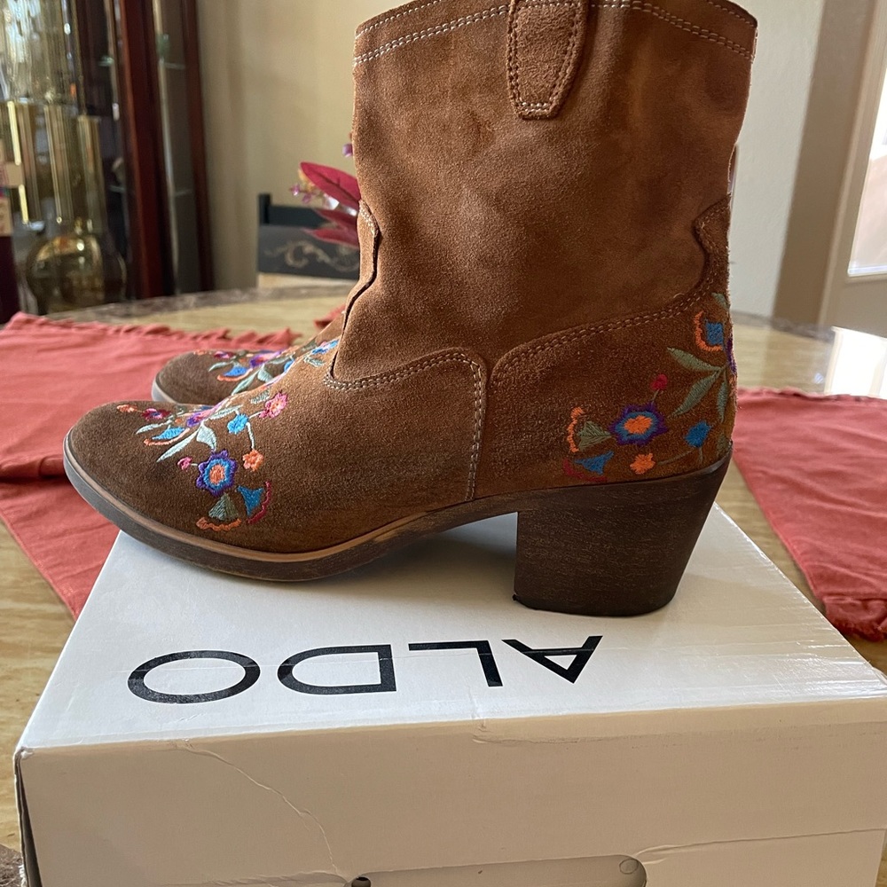 ALDO Suede Embroidered Ankle Boots EUC 10 M - Picture 2 of 15